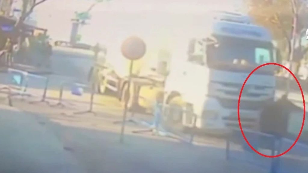 Dikili'de Çimento Tankeri Kazası İki Kadın Hayatını Kaybetti, O Anlar Kamerada - Yazar Kadın