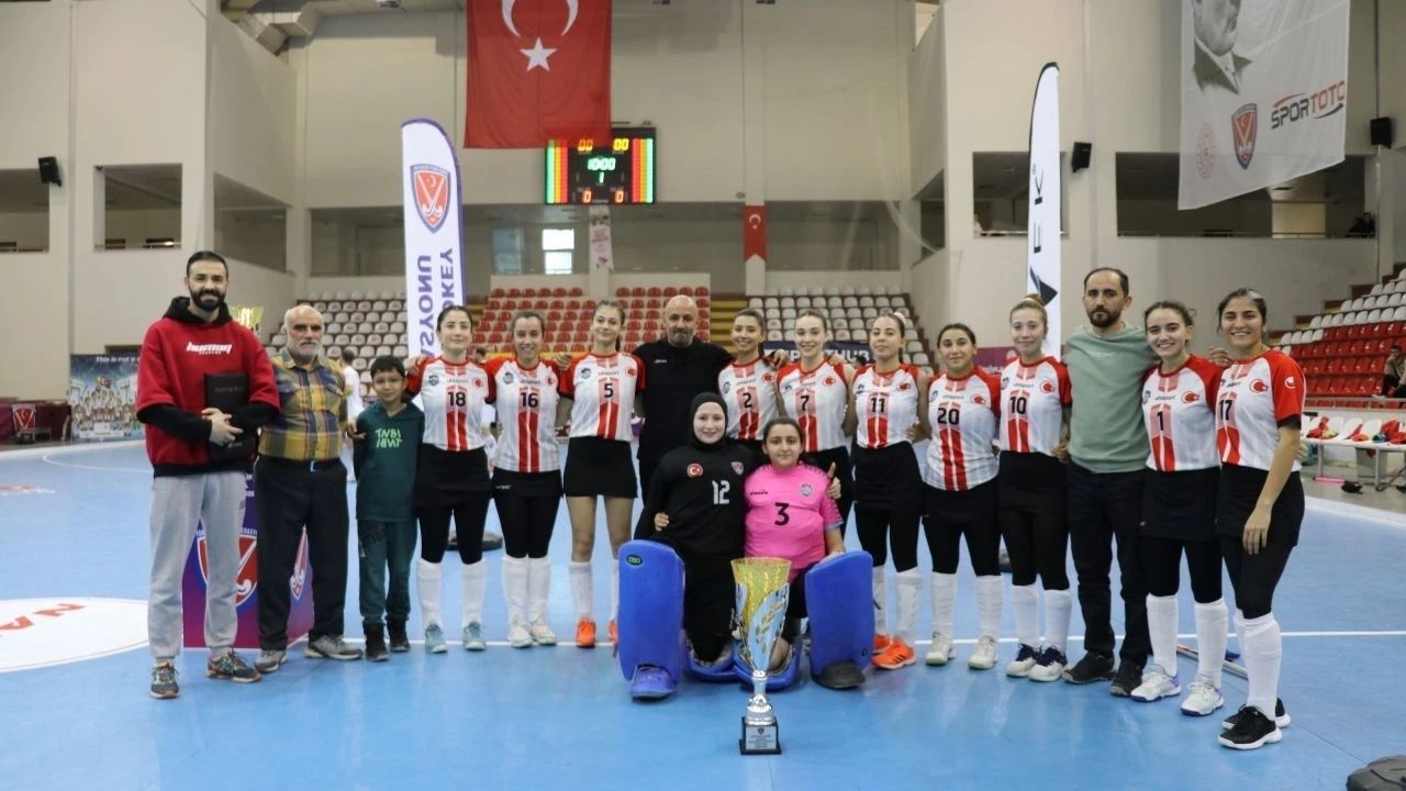 Gaziantep Dorukspor, Kadınlar Salon Hokeyi Süper Finali'nde Şampiyon Oldu! - Yazar Kadın