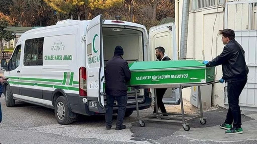 Gaziantep'te Kardeş Katli 19 Yaşındaki Genç Kız Hayatını Kaybetti, Ablası Yaralandı - Yazar Kadın