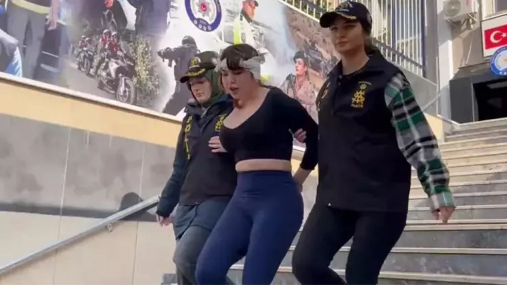İstanbul'da Sosyal Medya Üzerinden Müstehcen Yayın Yapan Kadın Tutuklandı - Yazar Kadın