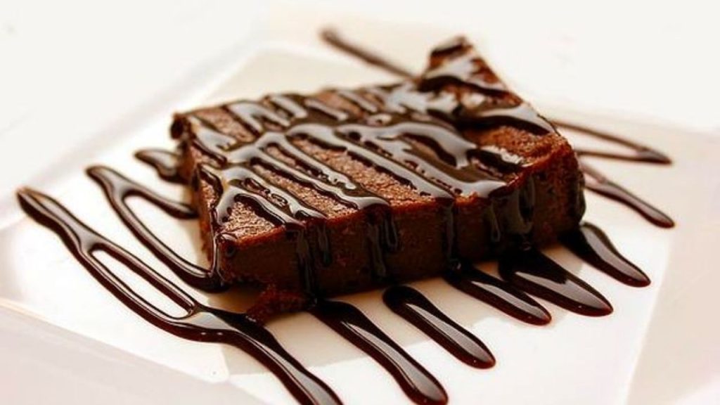 Misafirlerinizi Şaşırtacak, Çikolatalı Brownie Tadında Kek Tarifi - Yazar Kadın