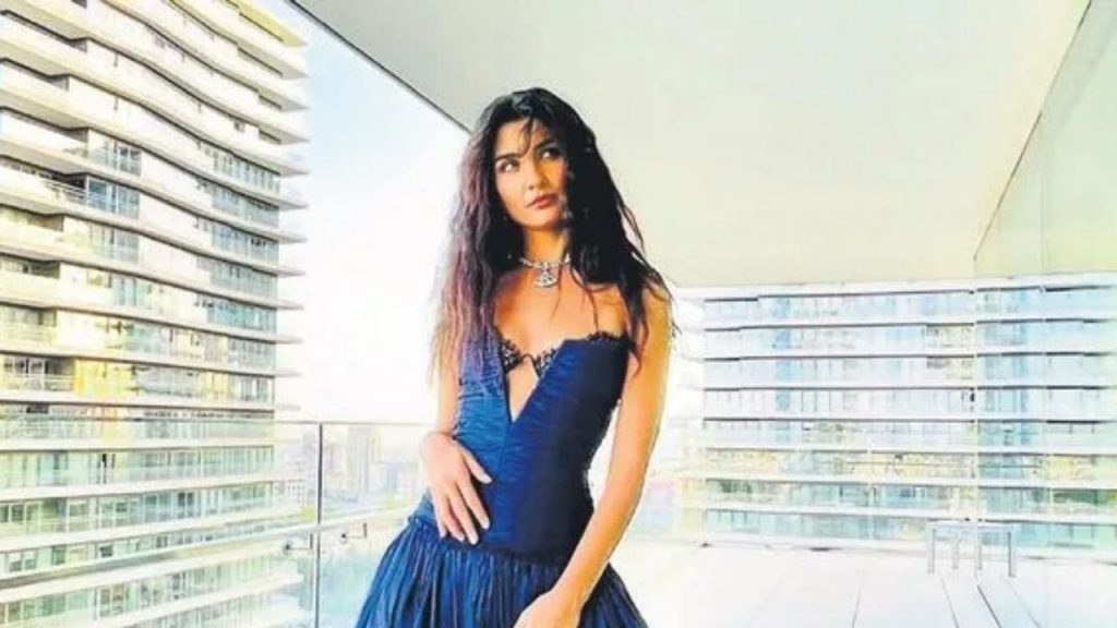 Tuba Büyüküstün Paris Sokaklarında 150 Bin Tl'lik Çantasıyla Göz Doldurdu - Yazar Kadın