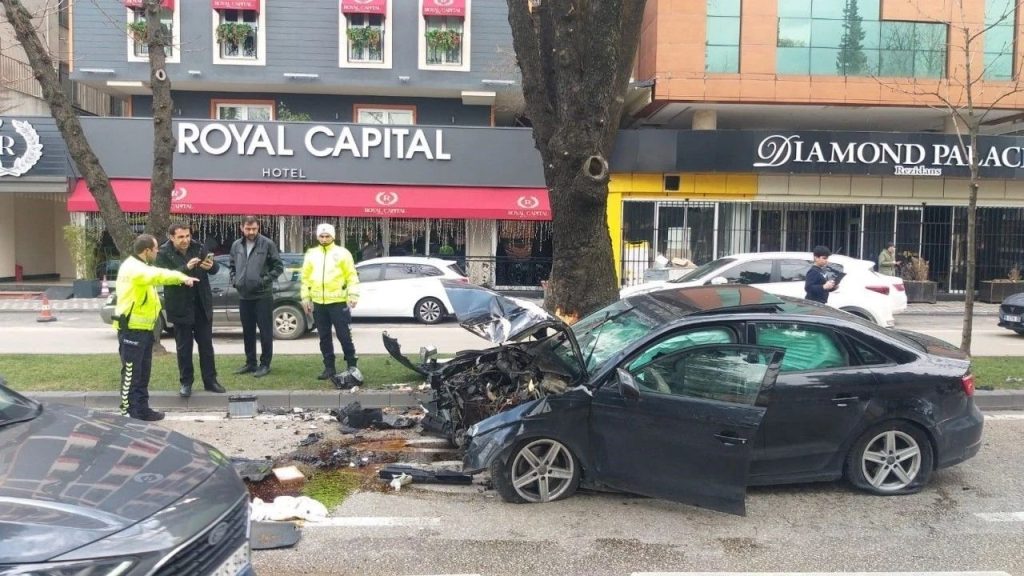 Bursa'da Kadın Sürücü Direksiyon Hakimiyetini Kaybederek Ağaca Çarptı 1 Yaralı - Yazar Kadın