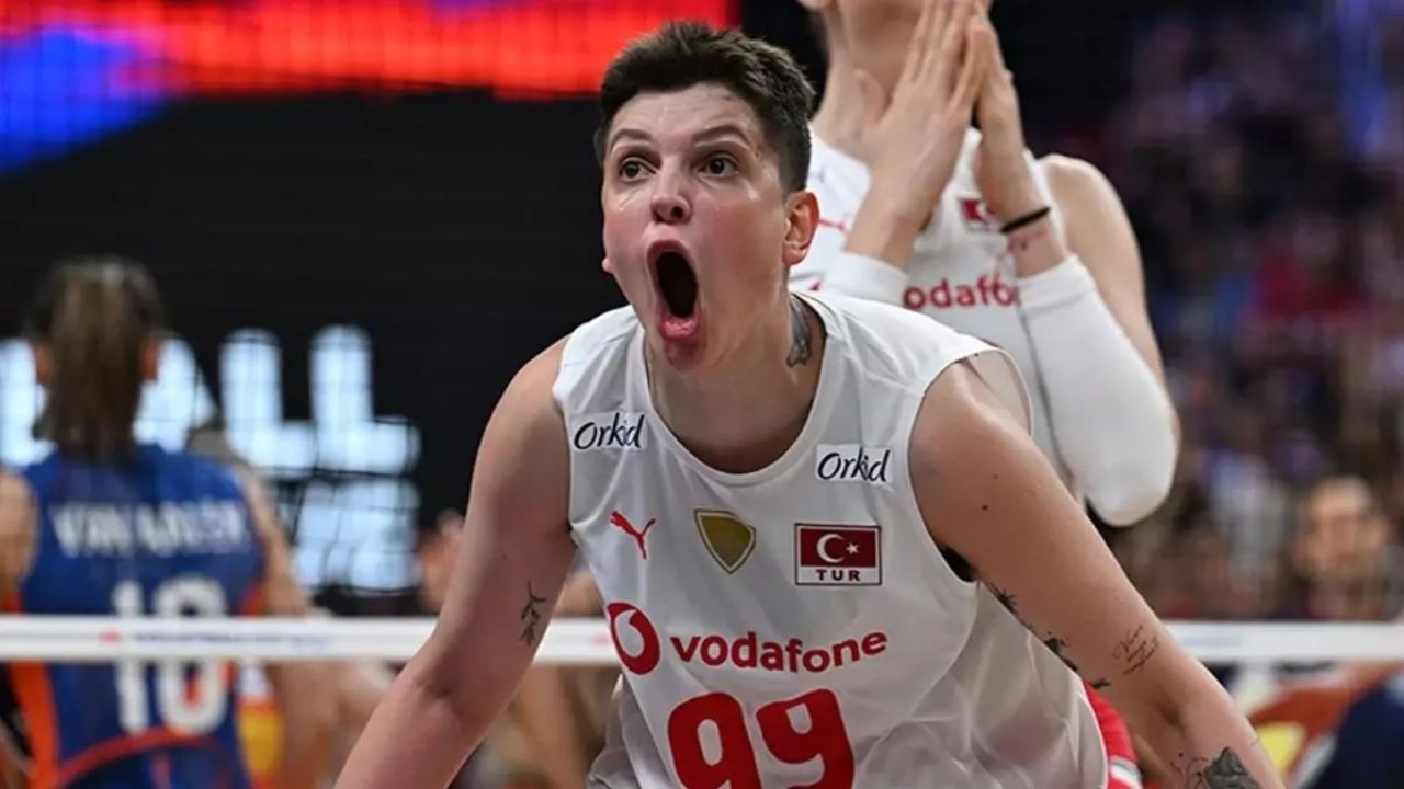 Ebrar Karakurt Rusya'da Olay Yarattı Kavga Etti, Arabasını Parçaladı! - Yazar Kadın