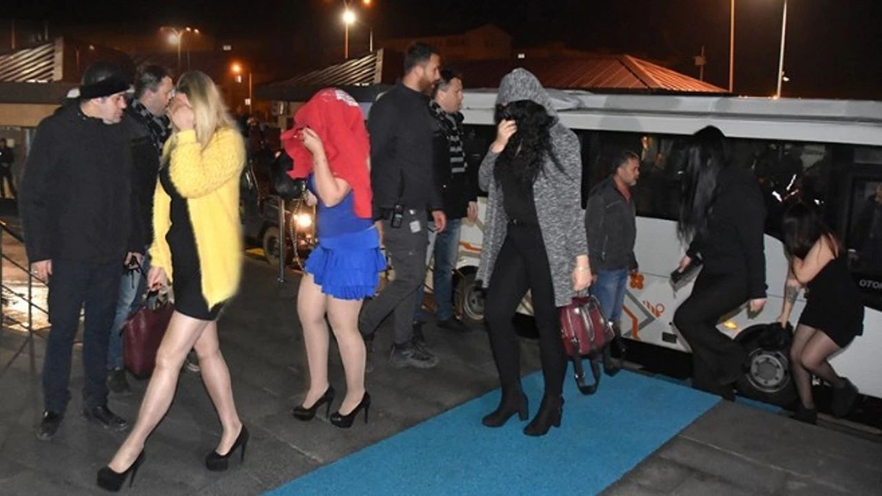 İzmir'de Masaj Salonlarına Yapılan Operasyonda 15 Kadın Kurtarıldı - Yazar Kadın