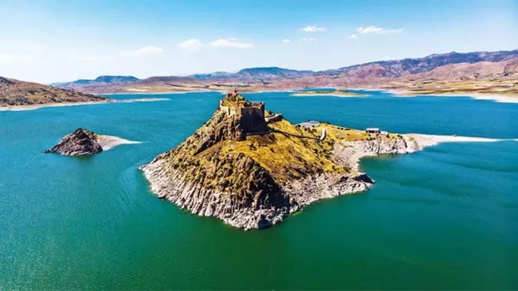 Tunceli'de Kuraklık Tarihi Gün Yüzüne Çıkardı Pertek Kalesi'nin Nizamiye Kapısı Ortaya Çıktı - Yazar Kadın