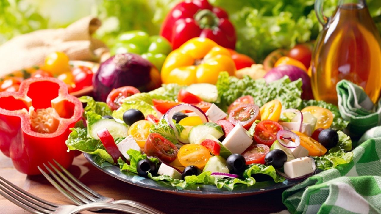 Yaz Aylarında Serinletici Salata Tarifleri - Yazar Kadın