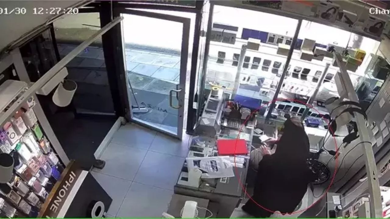 Yüzünü Çarşafla Gizleyen Kadın Kasadaki Paraları Çaldı - Yazar Kadın