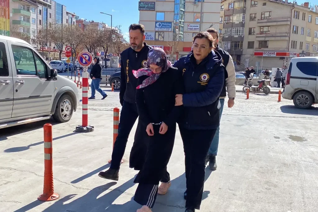 Alkollu Esini Olduren Kadin Bu Kez Ailemi 18405899 2395 Amp - Yazar Kadın