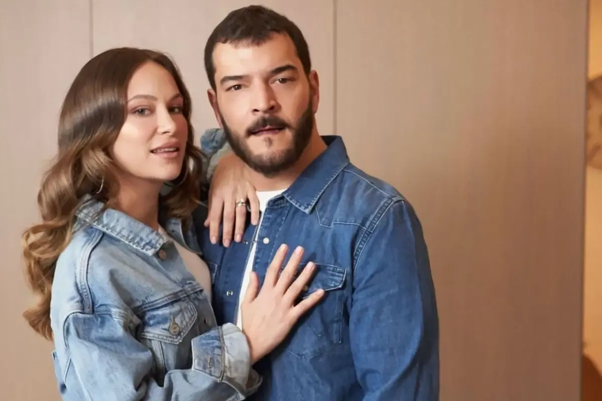 Cagri Sensoy Ile Esi Buse Arslan Kizlarina 18414053 9374 Amp - Yazar Kadın