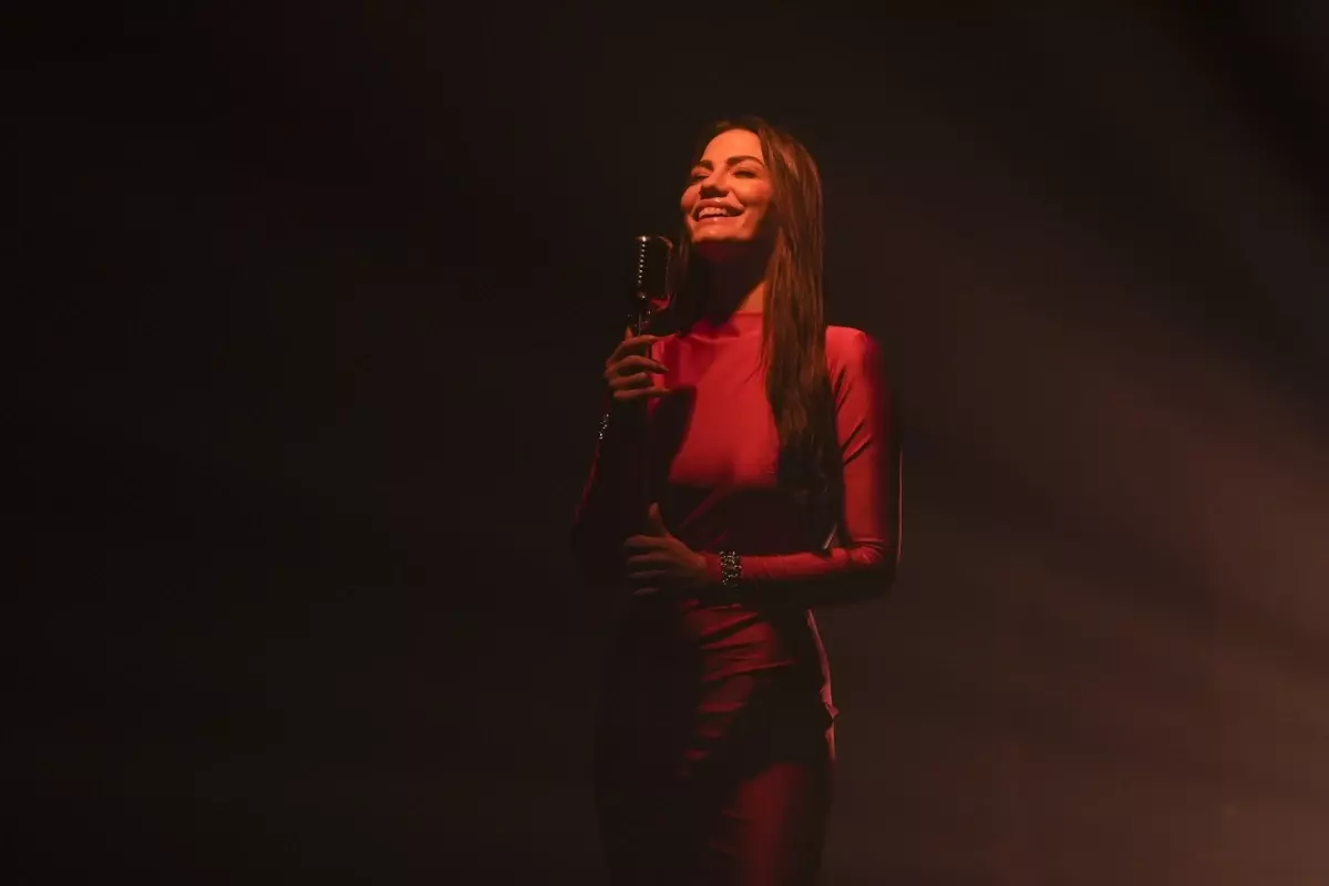 Demet Ozdemir Esref Ruya Icin Sarkici Oldu 18398615 5871 Amp - Yazar Kadın
