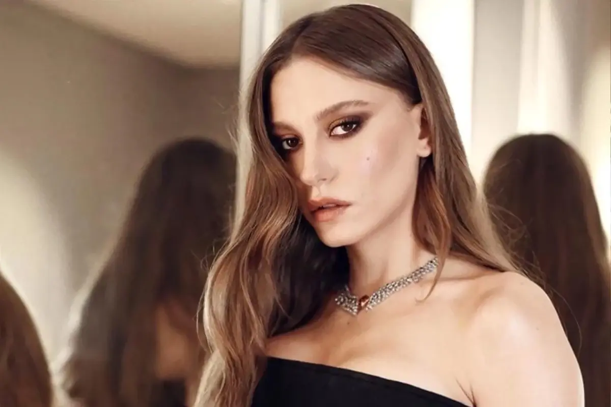 Serenay Sarikaya Paris Te Ortaya Cikti 18395203 826 Amp - Yazar Kadın