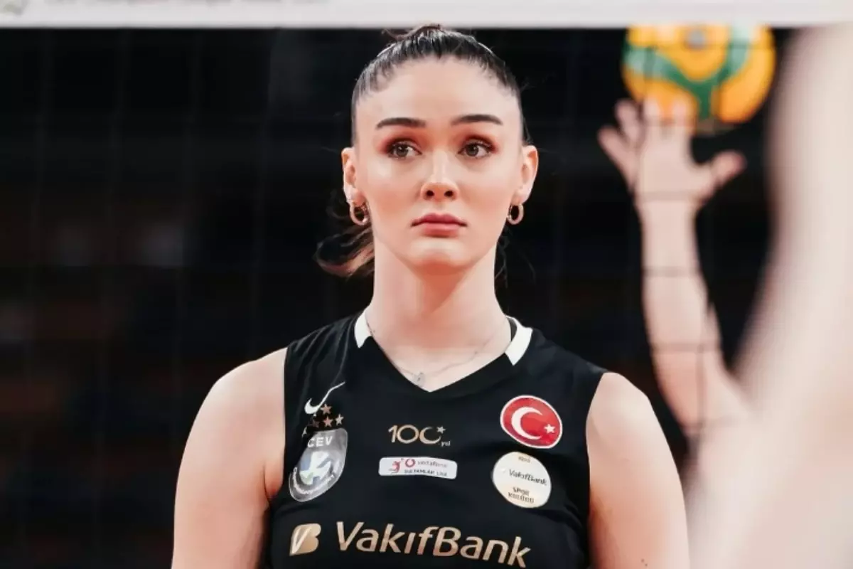 Zehra Gunes In Liseli Tarzina Yorum Yagmuru 18395953 2760 Amp - Yazar Kadın