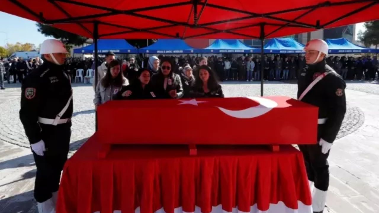 Polisin Kızının Acı Feryadı Götürmeyin Babamı! - Yazar Kadın