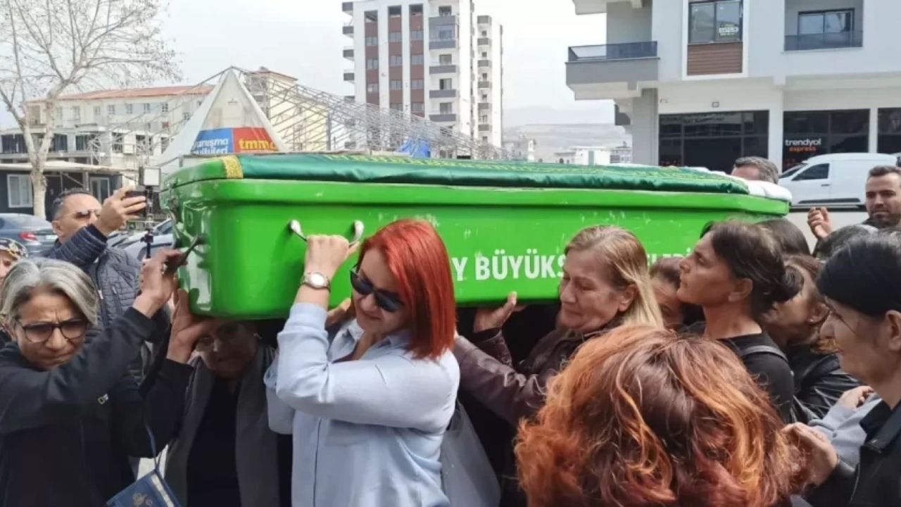 Sevcan'ın Cenazesindeki Dikkat çeken Detay Satır Tarafından öldürüldü - Yazar Kadın