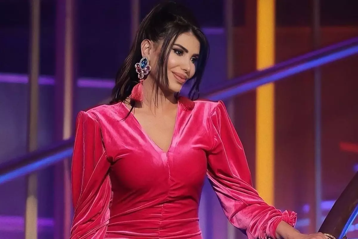 Botoks Yaptiran Sarkici Hatice Nin Yuzu 18466344 8630 Amp - Yazar Kadın