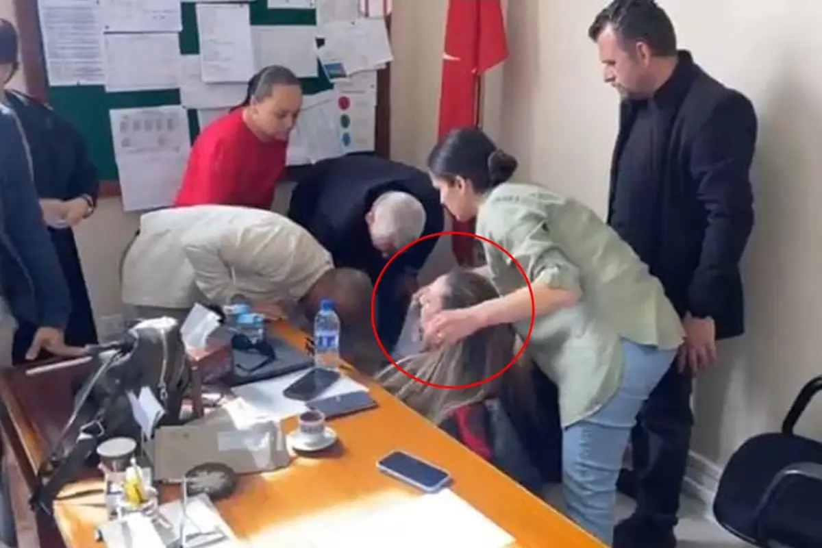 Gozlerin Cevrildigi Okulda Basortusu Krizi 18482569 3355 Amp - Yazar Kadın