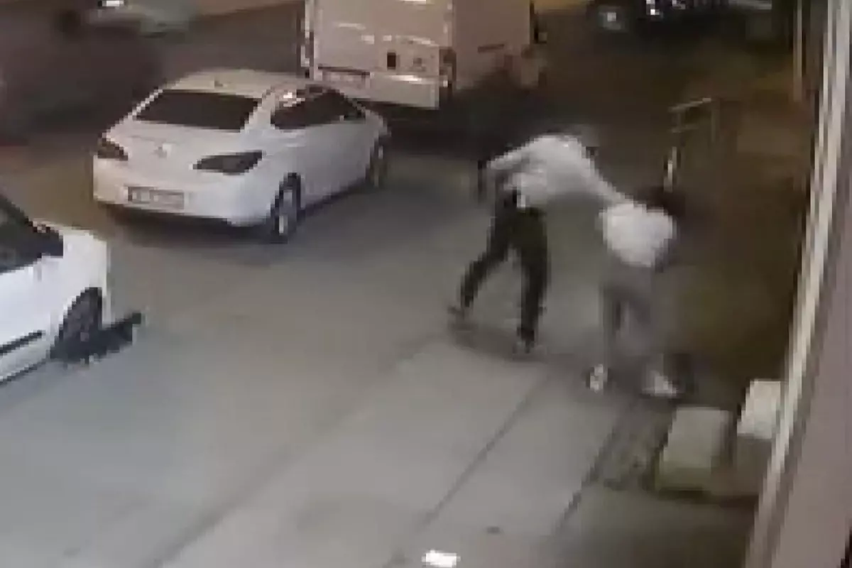 Istanbul Da Sokak Ortasinda Kadina Yumruklu 18450077 7789 Amp - Yazar Kadın