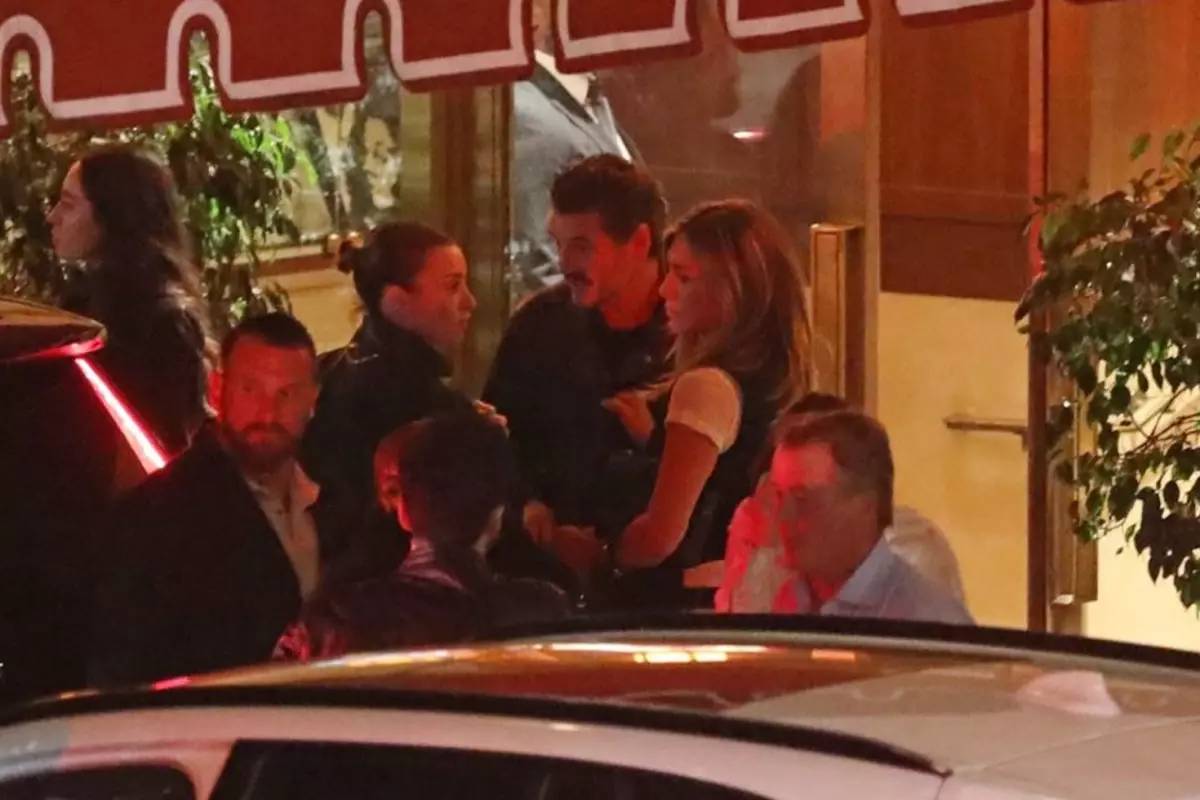 Jennifer Aniston Unlu Oyuncuyla Yemek Yerken 18470819 8752 Amp - Yazar Kadın