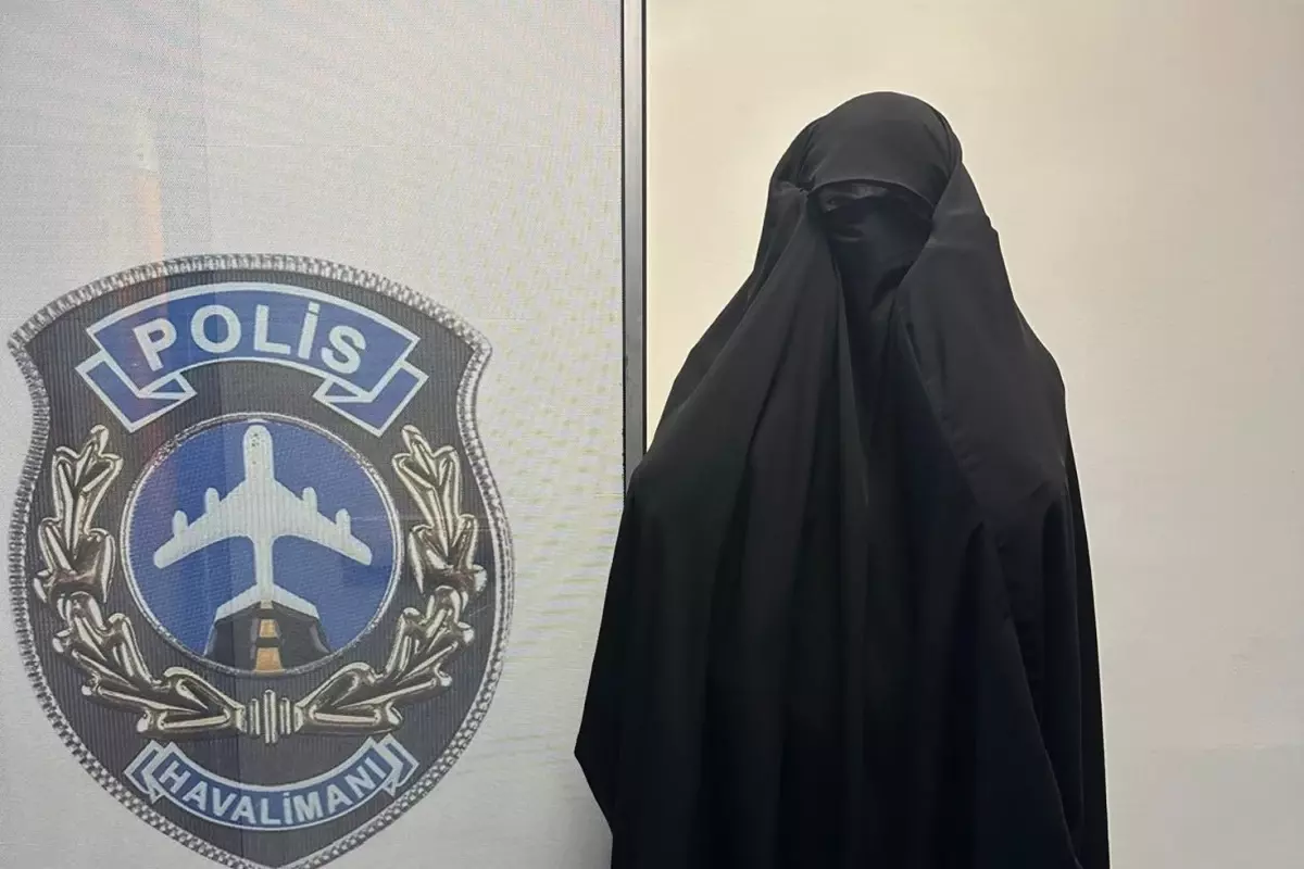 Kadin Kiligindaki Suc Makinesi Havalimaninda 18480722 474 Amp - Yazar Kadın
