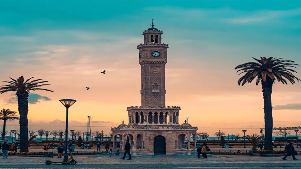 Ege’nin İncisi İzmir Tarih, Doğa Ve Yaşamın Buluştuğu Şehir - Yazar Kadın
