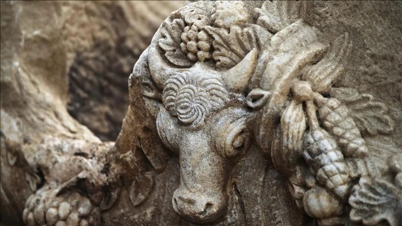Stratonikeia'da 2 Bin Yıl Öncesine Ait Girlandlı Lahit Bulundu - Yazar Kadın