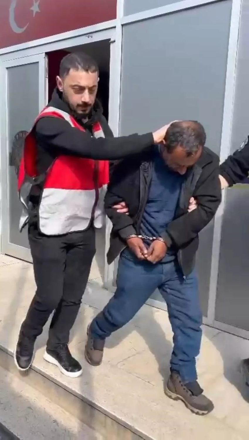 Deprem Nedeniyle Parkta Kalan Esi Ve Baldizini 18556275 7489 Amp - Yazar Kadın