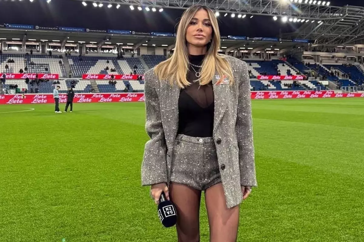 Karius Un Esi Mini Elbise Giydi Eski Futbolcu 18573498 1303 Amp - Yazar Kadın