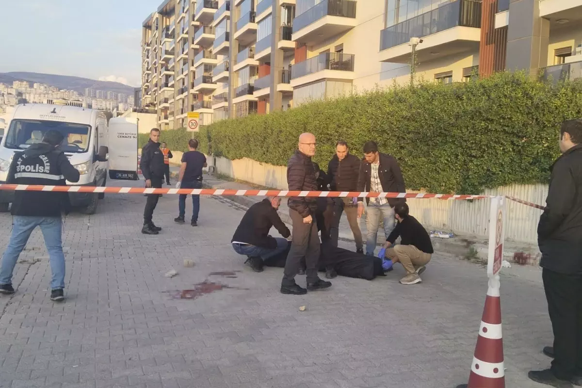 Once Sokakta Onlerini Kestigi Eski Nisanlisi Ile 18494506 1195 Amp - Yazar Kadın