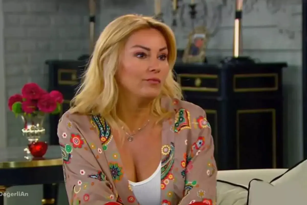 Pinar Altug Super Minisiyle Genc Kizlara Adeta 18570455 2917 Amp - Yazar Kadın