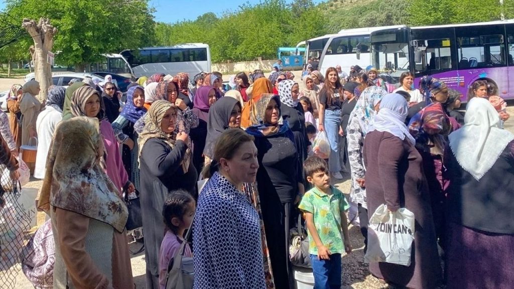 Anneler Günü'nde Diyarbakır'da Renkli Buluşma Yüzlerce Kadın Bir Araya Geldi - Yazar Kadın