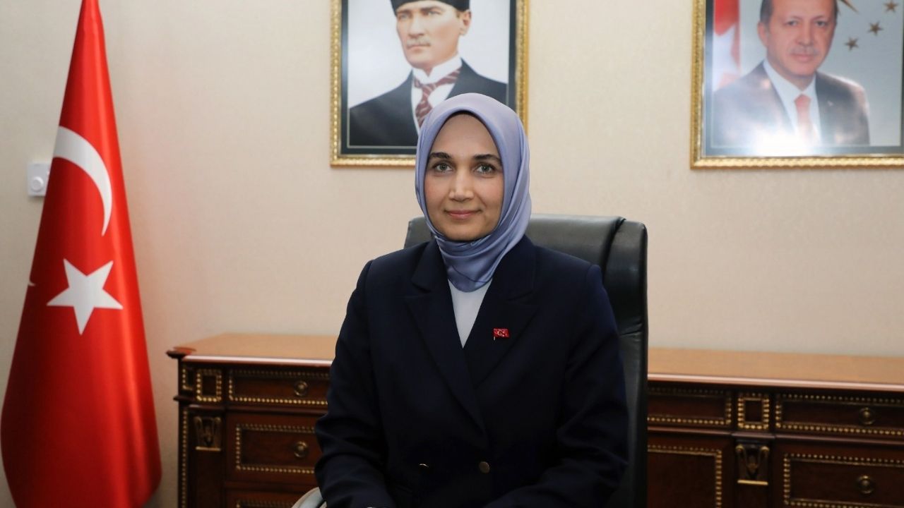 Türkiye'nin Ilk Türbanlı Valisi Açılış Talebiyle Tartışma Yarattı - Yazar Kadın