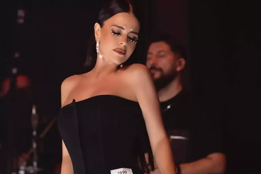 Ablasinin Olumuyle Sarsilan Simge Sagin Sahnede 18652563 8684 Amp - Yazar Kadın