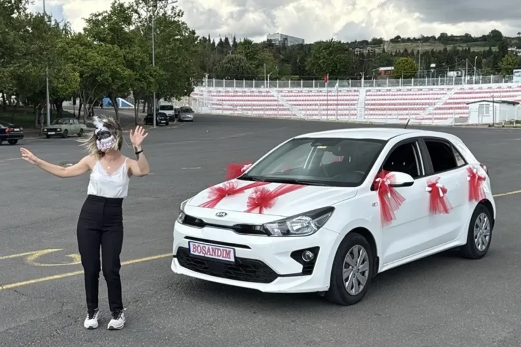 Esinden Bosanan Kadin Maske Takip Gobek Atti 18691495 4380 Amp - Yazar Kadın