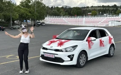 Boşanmış Kadın Maske Takıp Göbek Attı