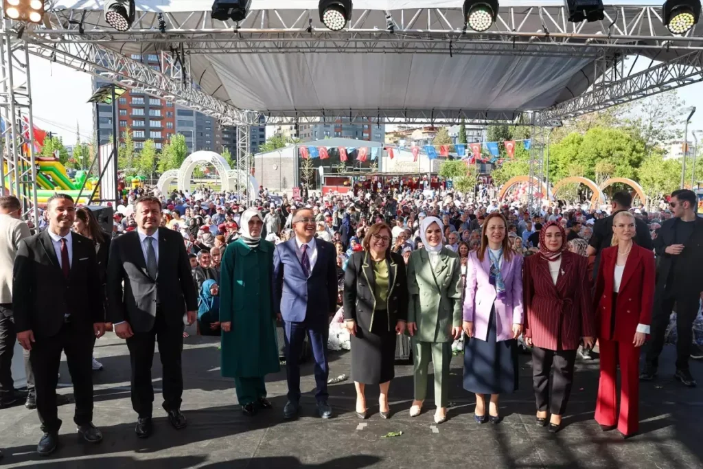 Gaziantep Buyuksehir Belediyesi Nden Aile 18639610 3317 Amp - Yazar Kadın
