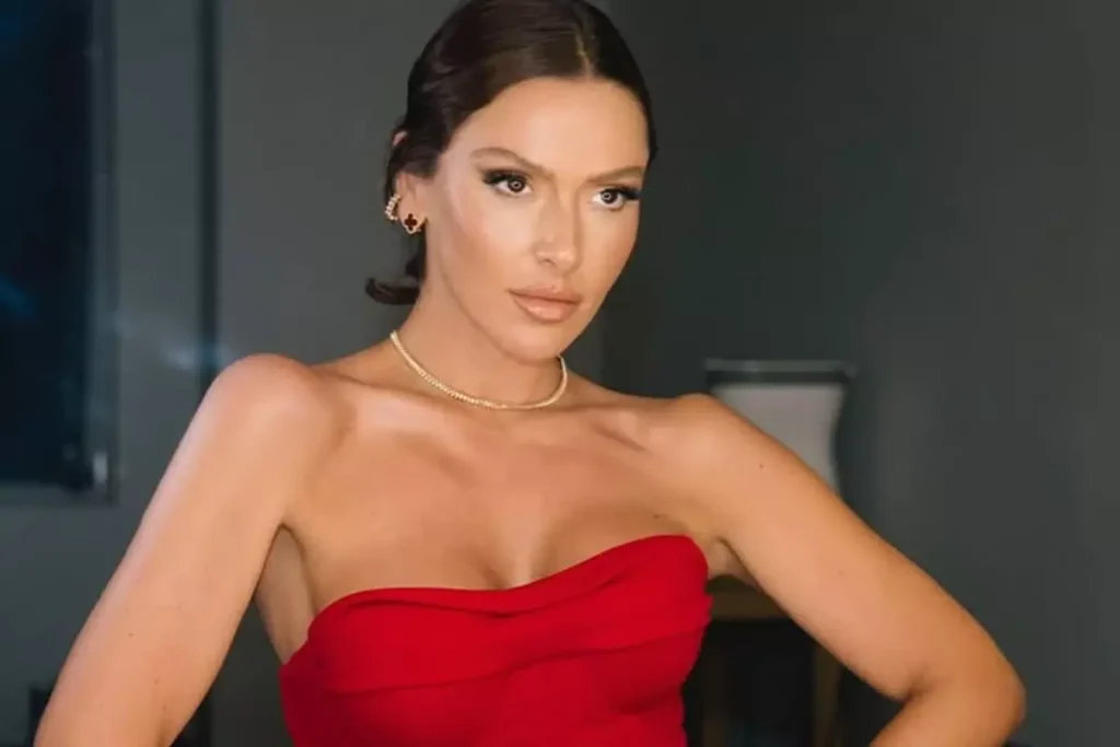 Hadise Den Cesur Yaz Acilisi Ustsuz Pozuyla 18582763 3946 Amp - Yazar Kadın