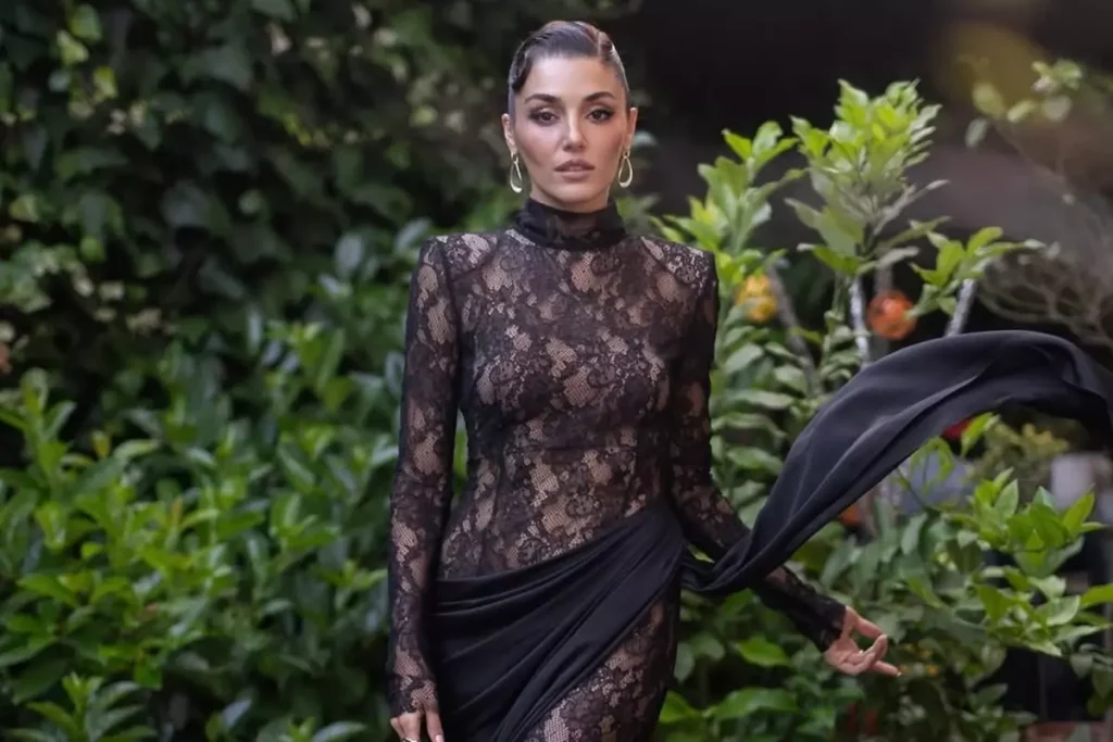 Hande Ercel Derin Yirtmacli Cesur Elbisesiyle 18636232 9176 Amp - Yazar Kadın
