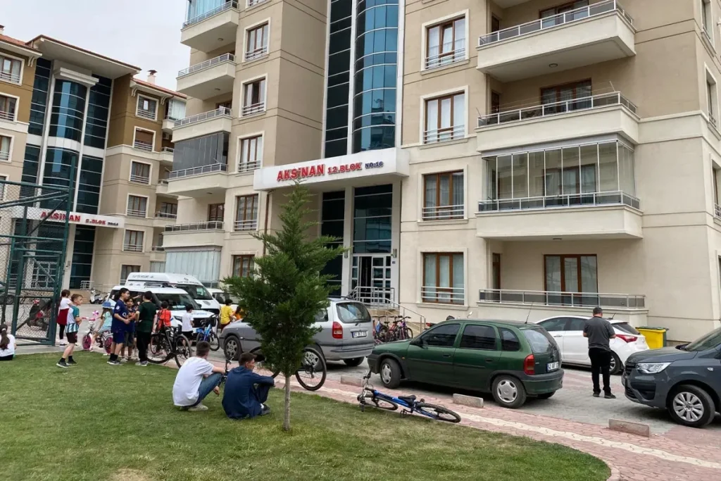Konyali Bilgisayar Teknisyeni Esini Bicaklayarak 18668377 7905 Amp - Yazar Kadın