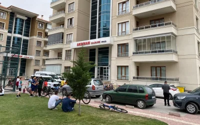 Çocuklarının gözü önünde eşini öldürüp bekledi