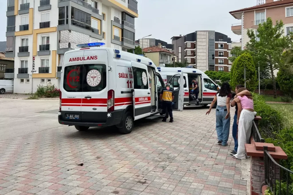 Liseli Kizlarin Sosyal Medya Kavgasini Ayirmak 18668435 5486 Amp - Yazar Kadın