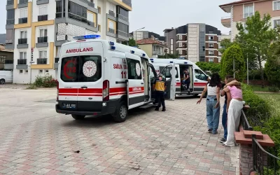 Liseli kızların kavgasına müdahale eden iki kız bıçaklandı.