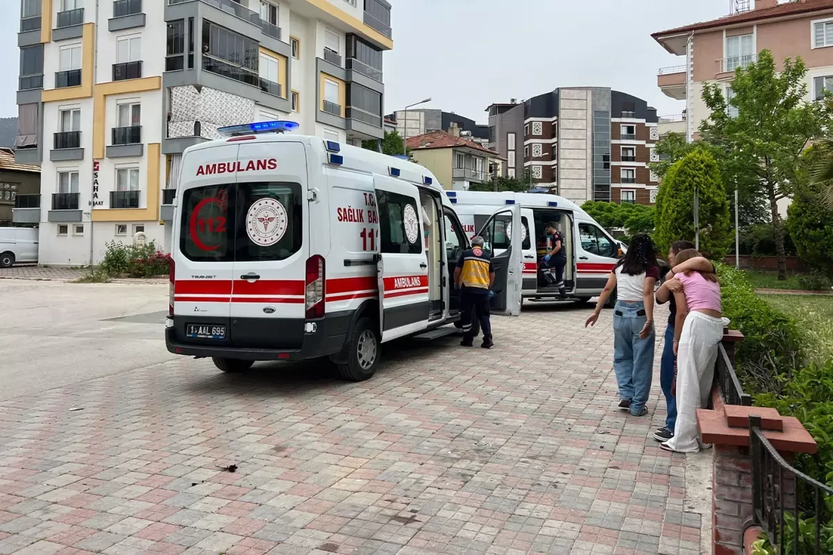 Liseli Kizlarin Sosyal Medya Kavgasini Ayirmak 18668435 5486 Amp - Yazar Kadın