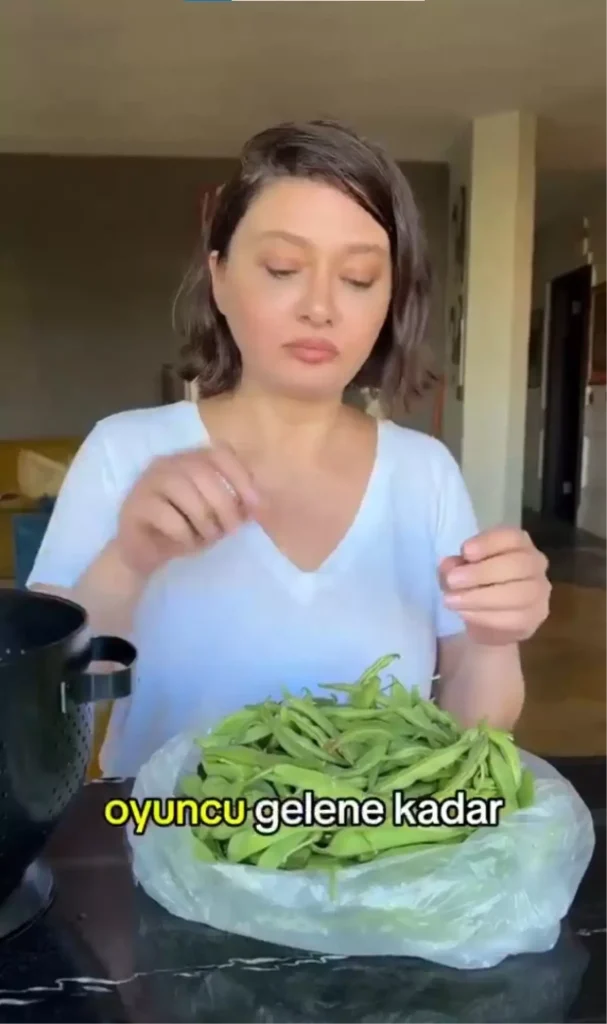 Meshur Akima Nurgul Yesilcay Da Katildi Verdigi 18695796 2509 Amp - Yazar Kadın