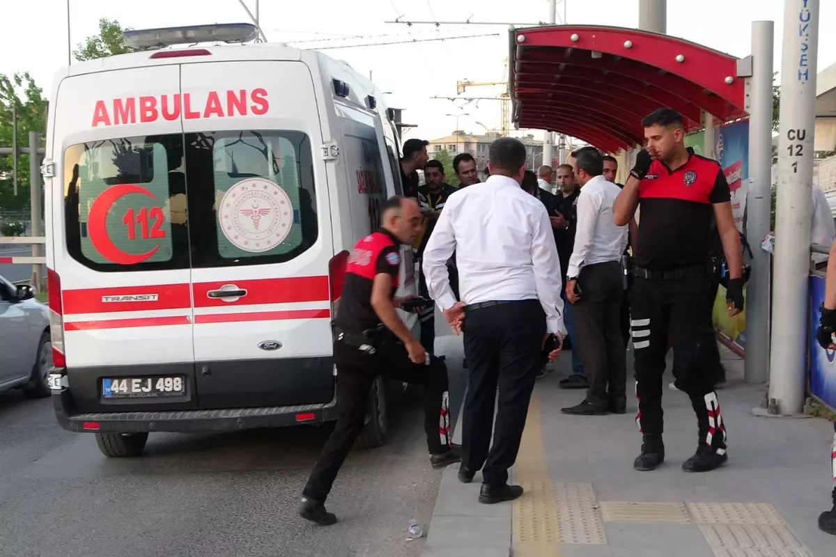 Otobuste Tartisan 2 Kadin Indikleri Durakta 18668429 8695 Amp - Yazar Kadın