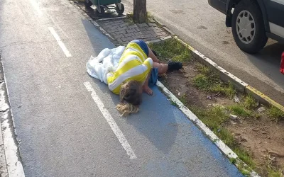 Baygın halde bulunan kadın otomobilden düşmüş olarak bulundu