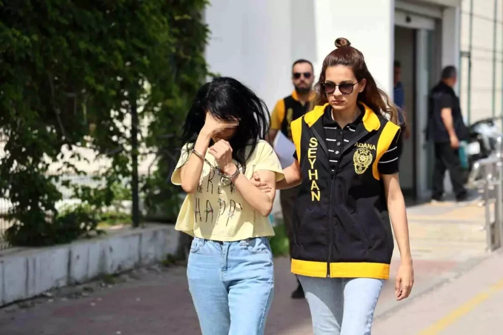 Ozel Cocuklari Tokatlayan Kadin Ogretmen 18610525 Amp - Yazar Kadın