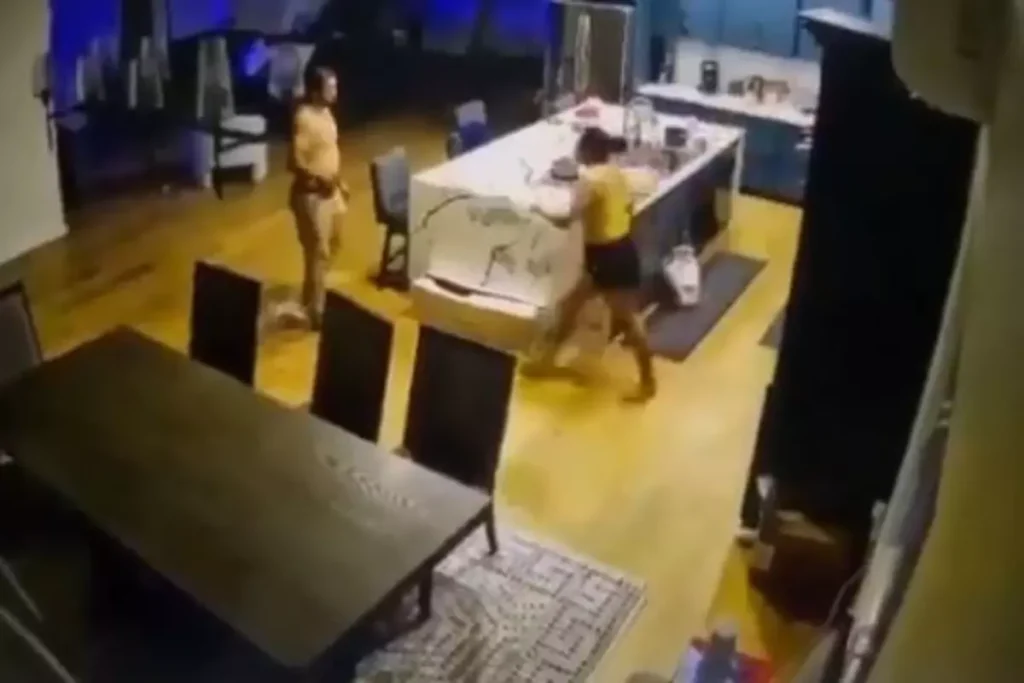 Tartisma Sirasinda Kendisine Bicakla Saldiran 18662982 6595 Amp - Yazar Kadın