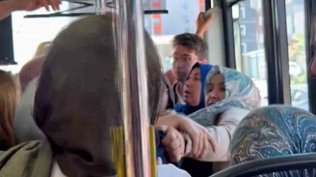 Pendik'te Kadınlar Arasında Otobüste Kavga! Olay Anı Kamerada - Yazar Kadın