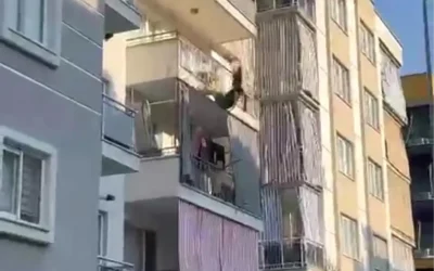 Genç kız apartmanın 3. katından atlayarak hayatını kaybetti.